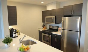 Private kitchen - 1 BR Apt 15-mins from NYC/ MetLife/American Dream (West New York)