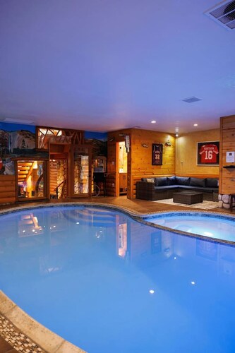 The Fox Lodge - Luxury Cabin w/ Heated Indoor Pool & Poker Room