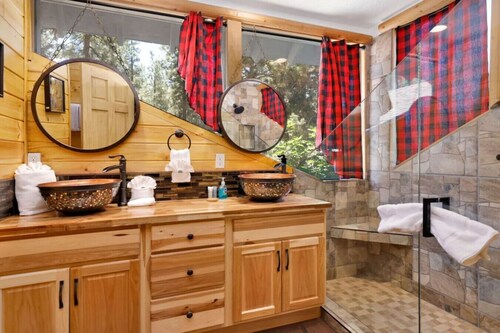 The Fox Lodge - Luxury Cabin w/ Heated Indoor Pool & Poker Room