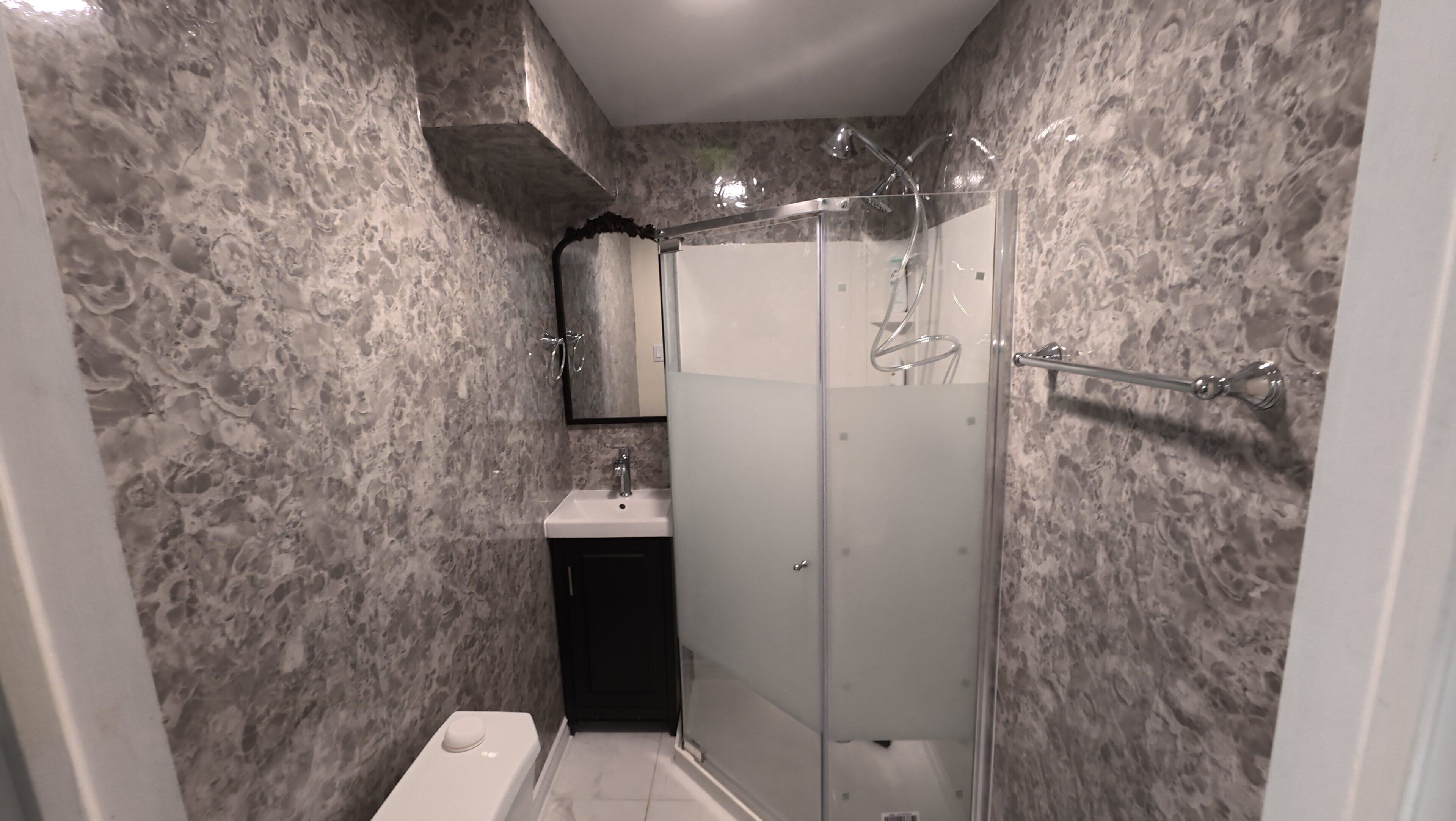 Douche, sèche-cheveux, serviettes fournies, savon