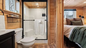 Douche, sèche-cheveux, serviettes fournies, shampoing