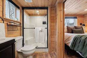 Shower, hair dryer, towels, shampoo - Rustic Glamping Cabin Near Sandpoint (Sandpoint)