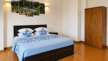 Deluxe tweepersoonskamer, 1 kingsize bed, balkon, uitzicht op meer | Een bureau, gratis wifi