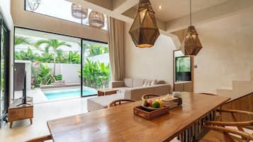 Vila luxo, varanda, vista para a piscina | Opções para refeição
