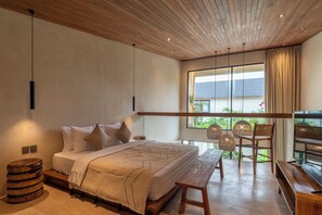 Villa Deluxe, patio, vue piscine | Coffres-forts dans les chambres, bureau