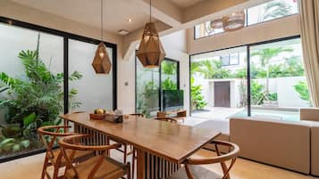 Vila luxo, varanda, vista para a piscina | Opções para refeição