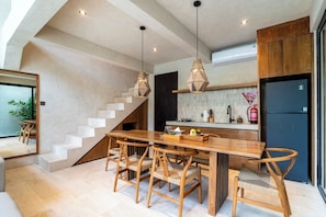 Villa Deluxe, patio, vue piscine | Cuisine privée | Réfrigérateur, micro-ondes, plaque de cuisson