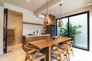 Villa Deluxe, patio, vue piscine | Cuisine privée | Réfrigérateur, micro-ondes, plaque de cuisson