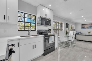 Private kitchen - Cozy 4BR Family Retreat Near Parks, Beaches & Malls (North Miami Beach)