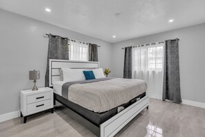 4 bedrooms, iron/ironing board, WiFi, bed sheets - Cozy 4BR Family Retreat Near Parks, Beaches & Malls (North Miami Beach)