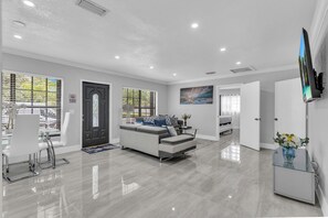 Smart TV - Cozy 4BR Family Retreat Near Parks, Beaches & Malls (North Miami Beach)