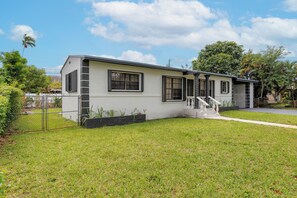 Exterior - Cozy 4BR Family Retreat Near Parks, Beaches & Malls (North Miami Beach)