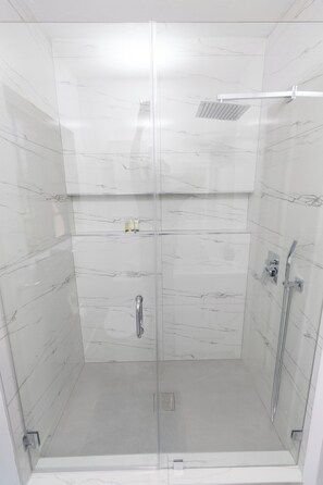 Hair dryer, towels, soap, toilet paper - Cozy 4BR Family Retreat Near Parks, Beaches & Malls (North Miami Beach)