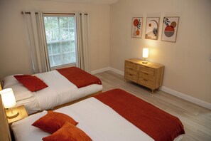 Tabla de planchar con plancha, wifi y ropa de cama 