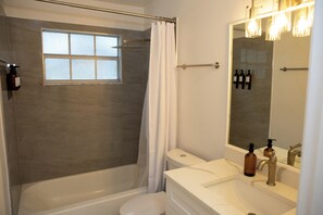 Shower, hair dryer, towels, soap - Bright Boho-Chic Family Retreat /15 Min to Disney (Kissimmee)