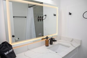 Shower, hair dryer, towels, soap - Bright Boho-Chic Family Retreat /15 Min to Disney (Kissimmee)
