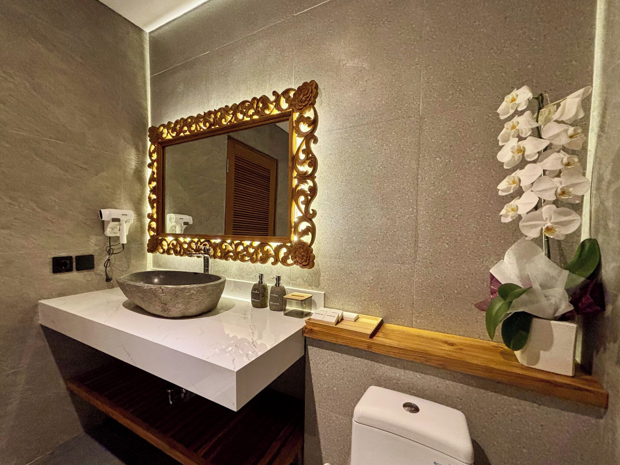 Lanai Suite | ห้องน้ำ | ของใช้ในห้องน้ำฟรี, ไดร์เป่าผม, ผ้าเช็ดตัว, สบู่
