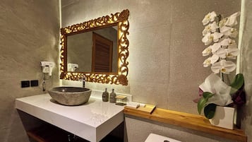 Lanai Suite | Bathroom | Free toiletries, hair dryer, towels, soap