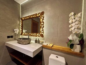 Lanai Suite | Bathroom | Free toiletries, hair dryer, towels, soap - Anandinii Resort Sidemen by AGATA (Sidemen)