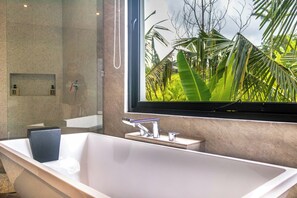 Deluxe-Zimmer | Badezimmer | Kostenlose Toilettenartikel, Haartrockner, Handtücher, Seife