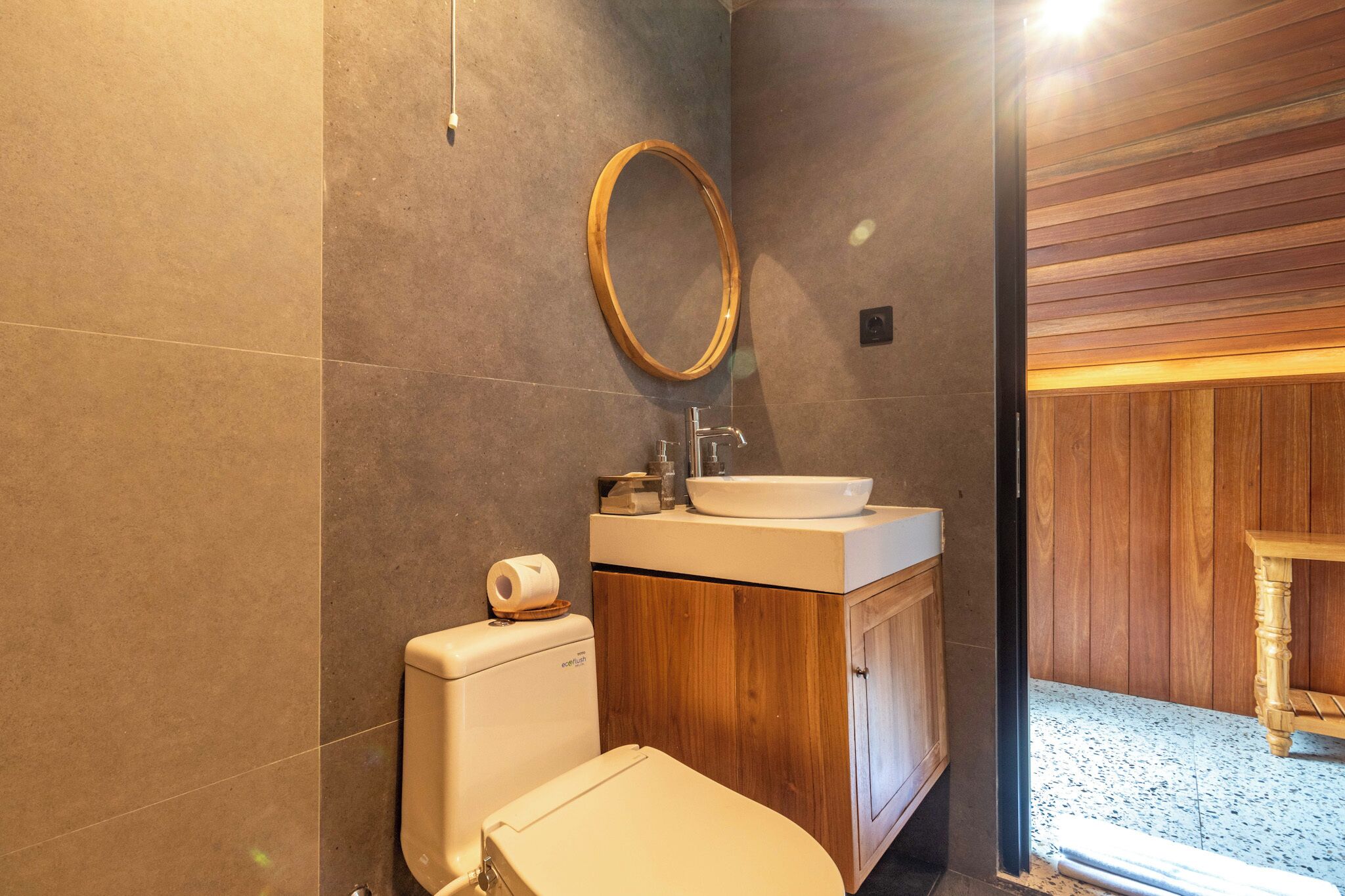 Un baño con inodoro, lavabo y espejo.