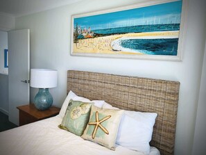 Iron/ironing board, WiFi, bed sheets - Spacious 2-Bed Townhouse Near Torquay Beach (Torquay)