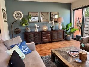 TV - Spacious 2-Bed Townhouse Near Torquay Beach (Torquay)