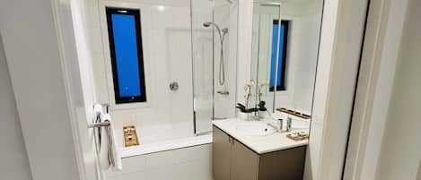 Dusche, Haartrockner, Handtücher, Shampoo