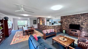 Smart TV - Flying Fish House close to the beach (South Mission Beach)