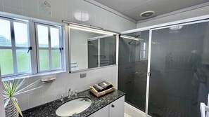 Shower, hair dryer - Flying Fish House close to the beach (South Mission Beach)