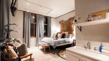 1 habitación, tabla de planchar con plancha y cuna de viaje