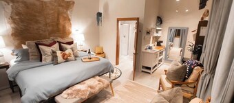 Charming studio with AC in cozy Bigfork, perfect location! Walk to Flathead Lake