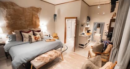 Charming studio with AC in cozy Bigfork, perfect location! Walk to Flathead Lake