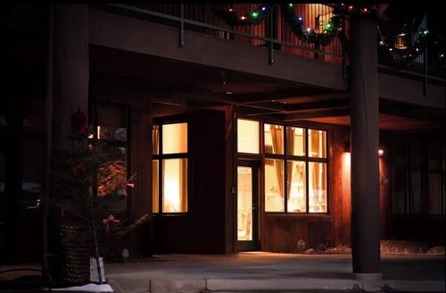 Charming studio with AC in cozy Bigfork, perfect location! Walk to Flathead Lake