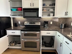 Private kitchen - Cozy Duplex in peaceful Buda! Near COTA & Austin. Minutes to town, I35 & Toll45. (Buda)