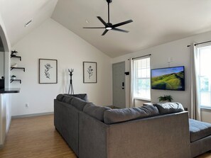 TV - Cozy Duplex in peaceful Buda! Near COTA & Austin. Minutes to town, I35 & Toll45. (Buda)