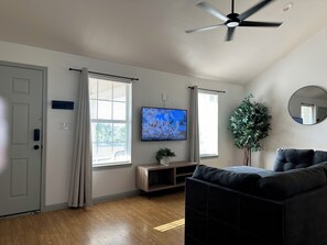 TV - Cozy Duplex in peaceful Buda! Near COTA & Austin. Minutes to town, I35 & Toll45. (Buda)