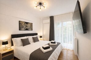Tabla de planchar con plancha, wifi y ropa de cama 
