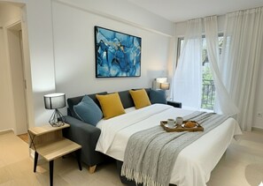 Tabla de planchar con plancha, wifi y ropa de cama 
