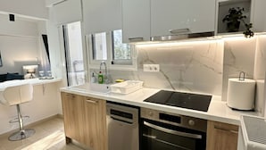 Una cocina moderna equipada con lavavajillas, horno y cocina integrada.