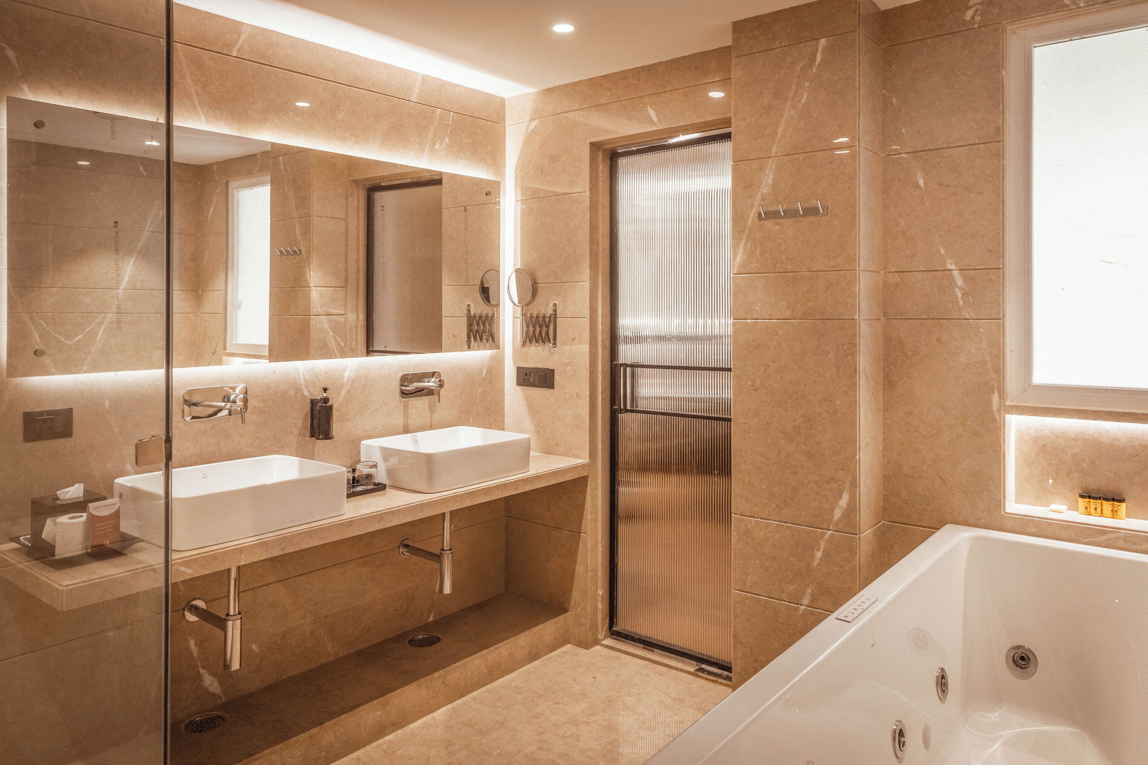 Suite présidentielle | Salle de bain | Séchoir à cheveux, serviettes fournies, savon, shampooing