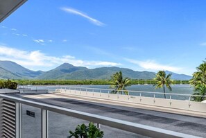 Property grounds - Belle Escapes 403 Harbour Lights (Cairns)