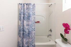 Hair dryer, towels, soap, toilet paper - Serene casita with AC in beautiful Coachella perfect for getaway (Coachella)