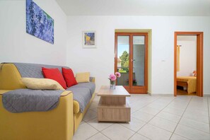 TV - Holiday apartment with air conditioning and balcony (Premantura)