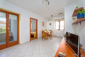 Interior - Holiday apartment with air conditioning and balcony (Premantura)