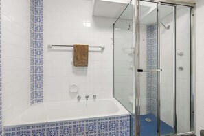 Douche, sèche-cheveux, serviettes fournies, shampoing