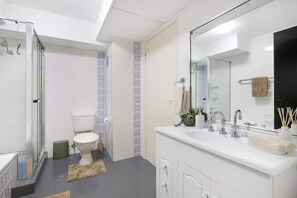 Douche, sèche-cheveux, serviettes fournies, shampoing