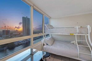 Iron/ironing board, WiFi, bed sheets - Salt & Sky Arcade - Sleeps 12 (Surfers Paradise)