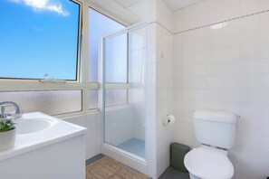 Shower, hair dryer, towels, shampoo - Salt & Sky Arcade - Sleeps 12 (Surfers Paradise)