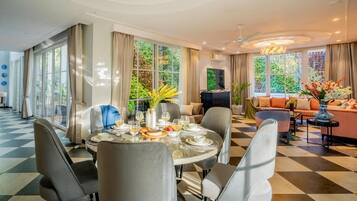 Deluxe Villa | Dining